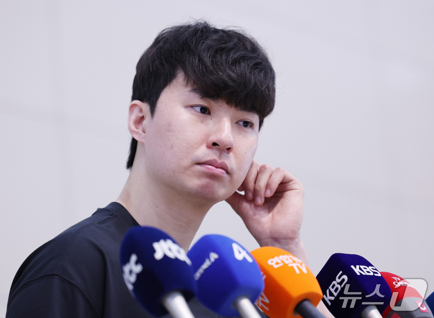 (인천공항=뉴스1) 박지혜 기자 = 이현중이 26일 오후 인천국제공항 제2여객터미널에서 미국으로 출국하기 앞서 취재진의 질문을 듣고 있다.이현중은 미국으로 출국해 미국프로농구(NB …