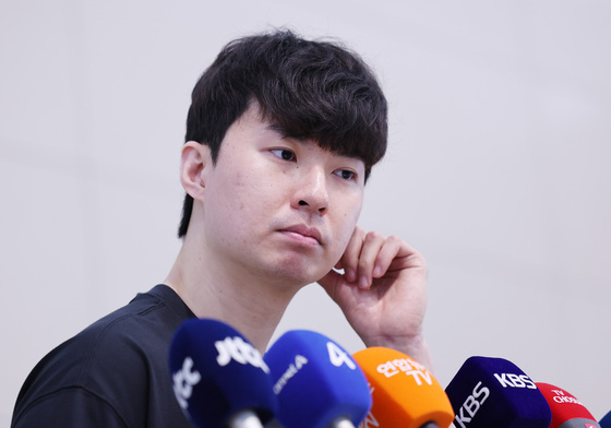 취재진 질문에 집중하는 이현중
