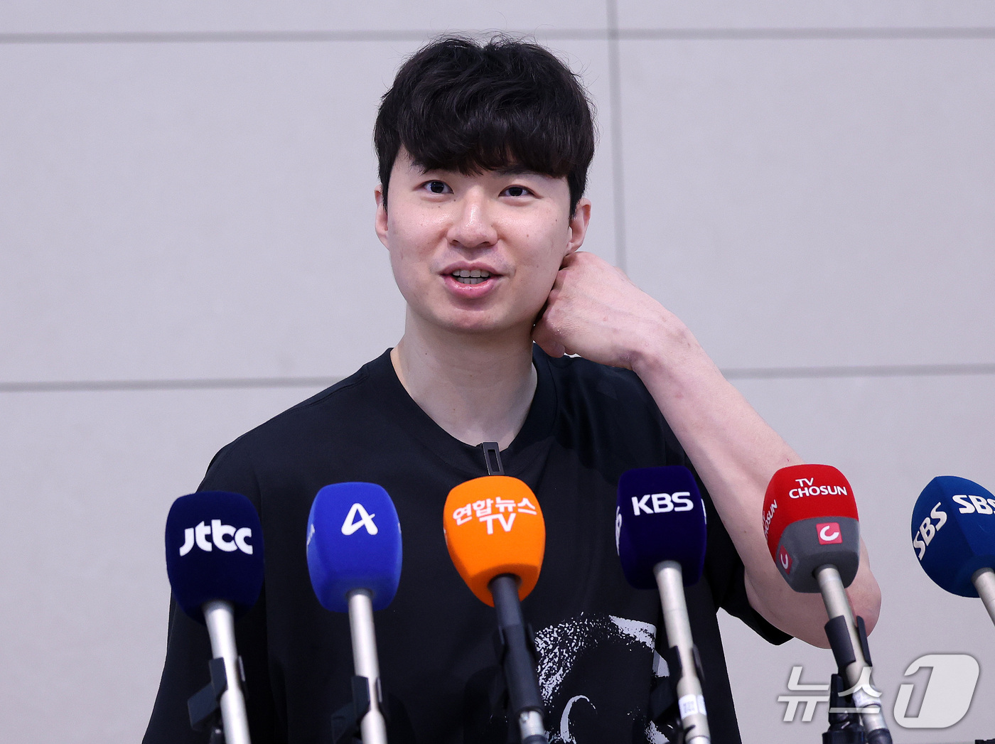 (인천공항=뉴스1) 박지혜 기자 = 이현중이 26일 오후 인천국제공항 제2여객터미널에서 미국으로 출국하기 앞서 취재진의 질문에 답하고 있다.이현중은 미국으로 출국해 미국프로농구(N …