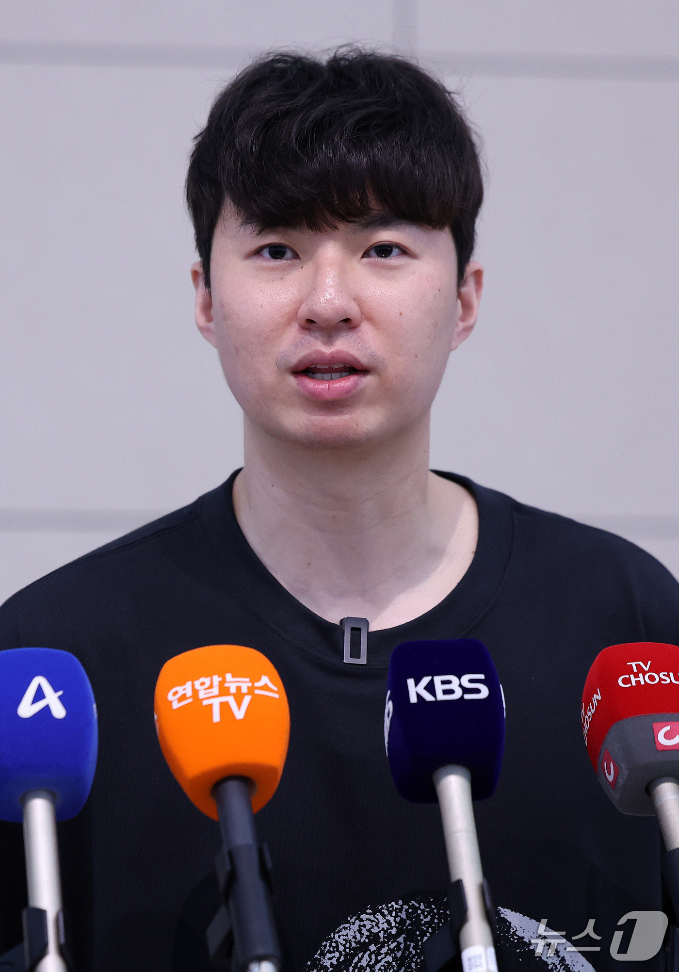 (인천공항=뉴스1) 박지혜 기자 = 이현중이 26일 오후 인천국제공항 제2여객터미널에서 미국으로 출국하기 앞서 취재진의 질문에 답하고 있다.이현중은 미국으로 출국해 미국프로농구(N …