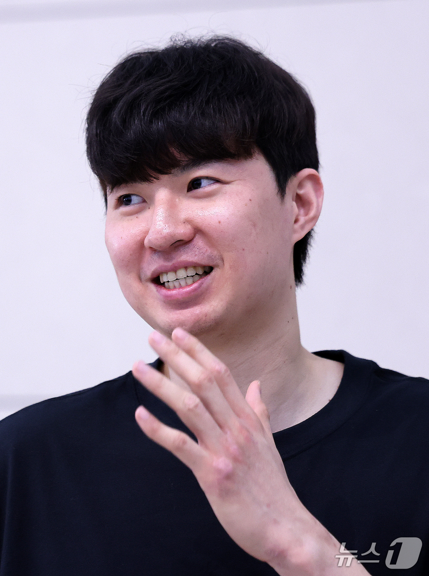 (인천공항=뉴스1) 박지혜 기자 = 이현중이 26일 오후 인천국제공항 제2여객터미널에서 미국 출국을 위해 출국장으로 향하고 있다.이현중은 미국프로농구(NBA) 개막 전까지 포틀랜드 …