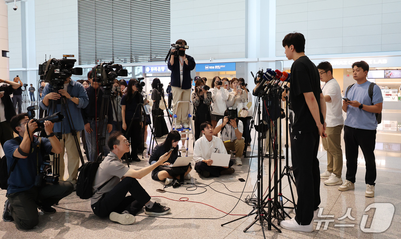 (인천공항=뉴스1) 박지혜 기자 = 이현중이 26일 오후 인천국제공항 제2여객터미널에서 미국으로 출국하기 앞서 취재진의 질문에 답하고 있다.이현중은 미국으로 출국해 미국프로농구(N …