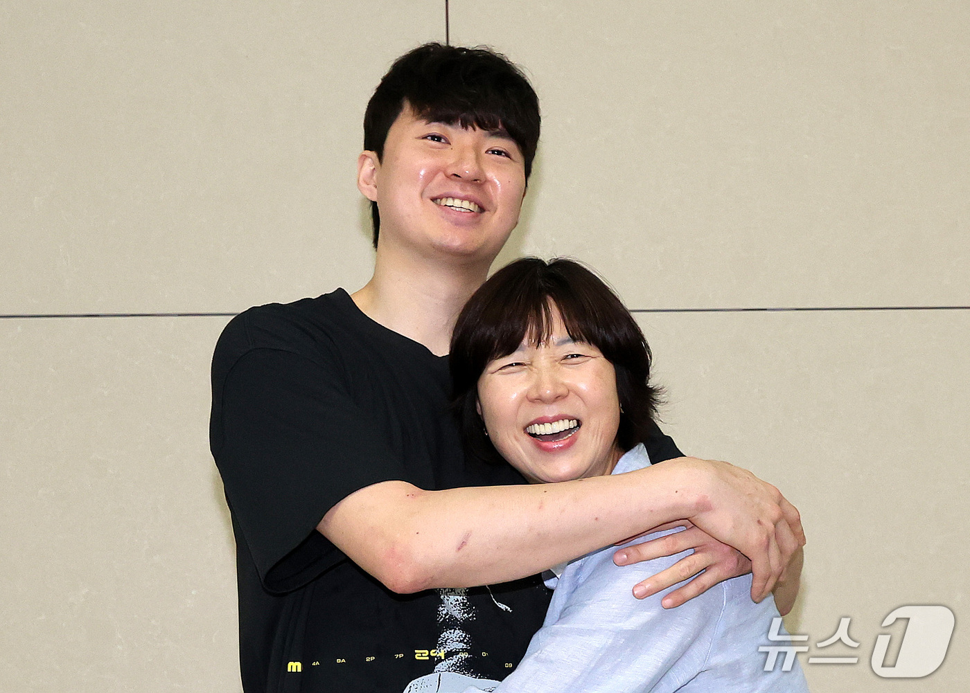 (인천공항=뉴스1) 박지혜 기자 = 이현중이 26일 오후 인천국제공항 제2여객터미널에서 미국 포틀랜드로 출국하기에 앞서 어머니 성정아 대한민국농구협회 이사와 포옹하고 있다.이현중은 …