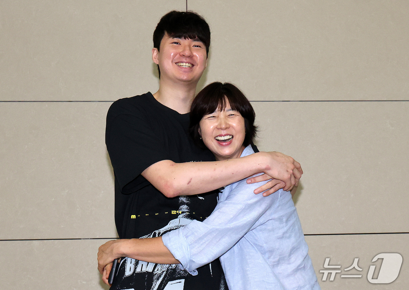 (인천공항=뉴스1) 박지혜 기자 = 이현중이 26일 오후 인천국제공항 제2여객터미널에서 미국 포틀랜드로 출국하기에 앞서 어머니 성정아 대한민국농구협회 이사와 포옹하고 있다.이현중은 …