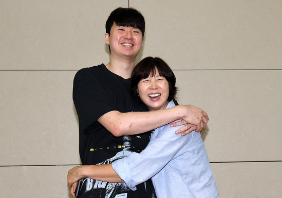 NBA 도전 앞둔 이현중, 어머니와 포옹