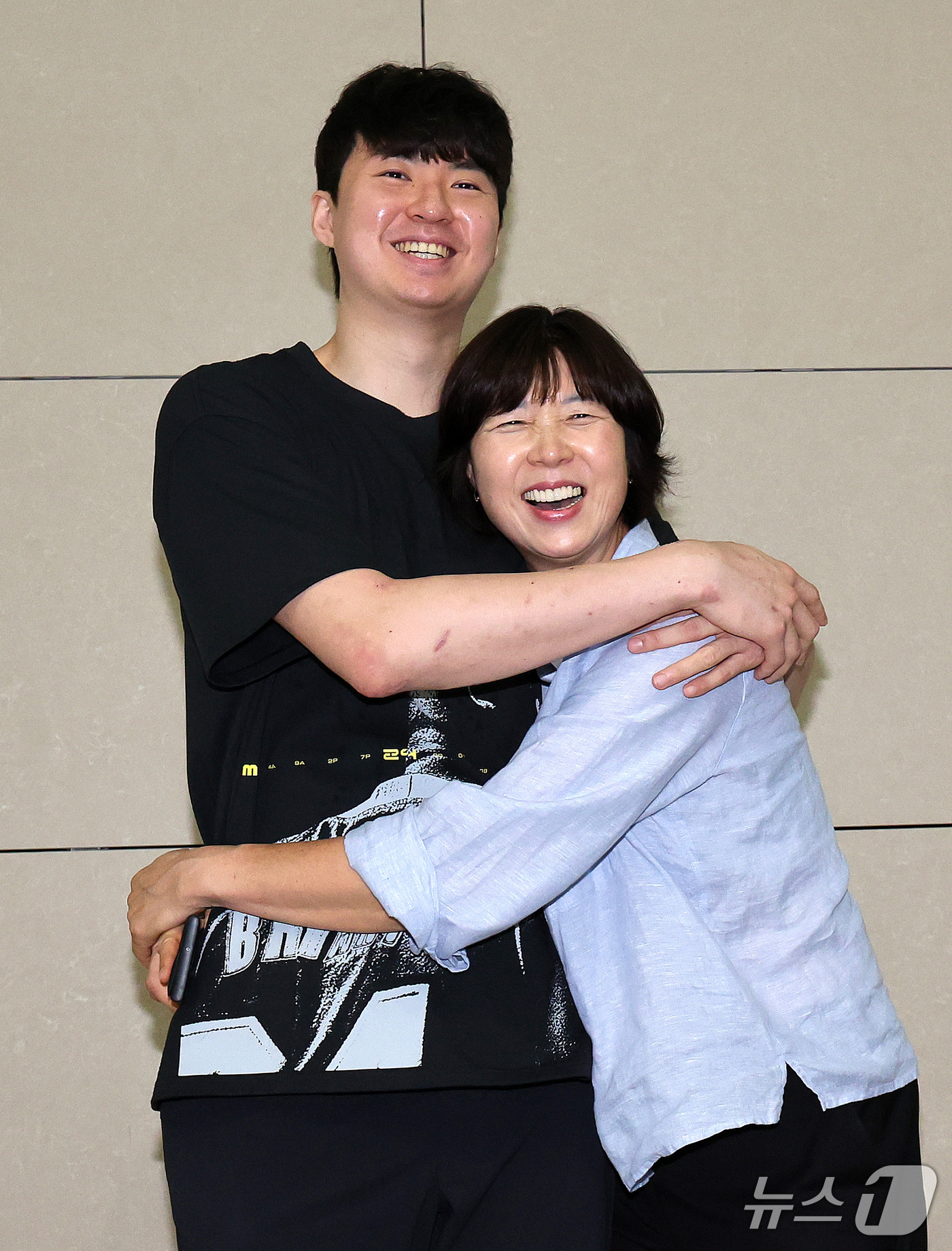 (인천공항=뉴스1) 박지혜 기자 = 이현중이 26일 오후 인천국제공항 제2여객터미널에서 미국 포틀랜드로 출국하기에 앞서 어머니 성정아 대한민국농구협회 이사와 포옹하고 있다.이현중은 …