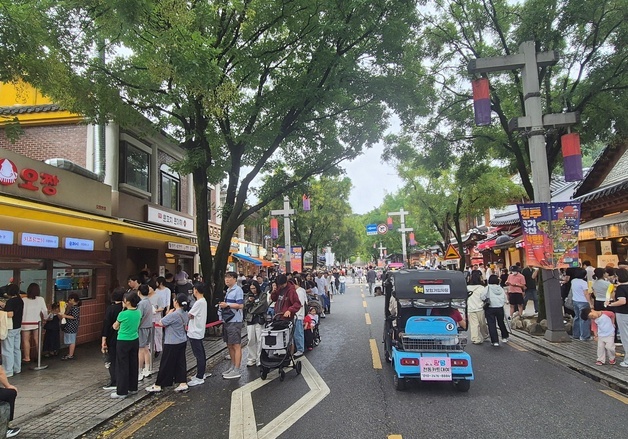 [포토] 비 그친 추석 연휴, 전주한옥마을 나들이객 '북적'