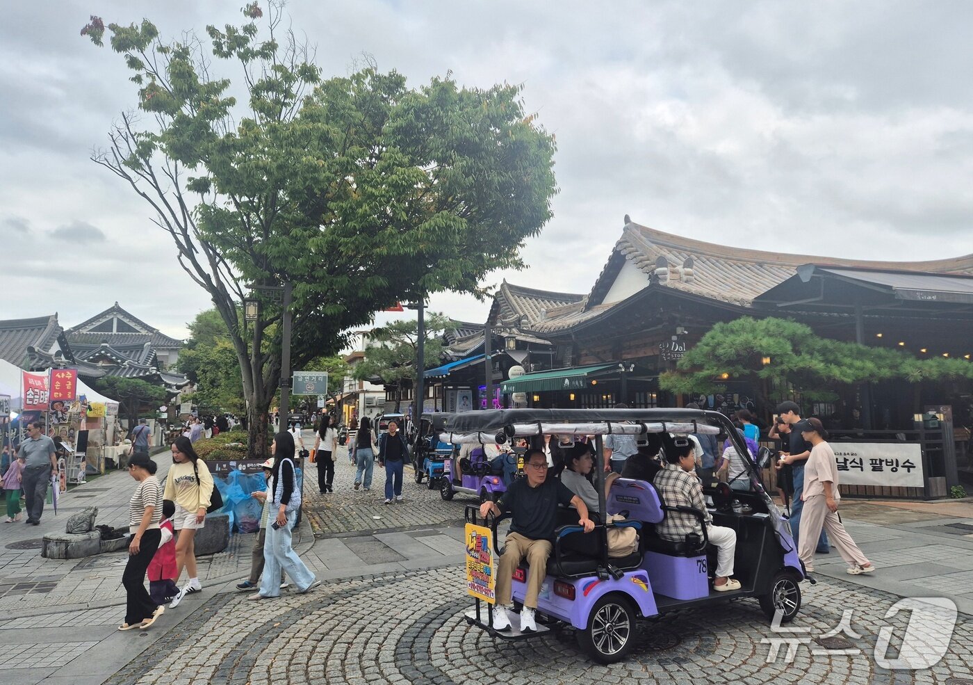 본문 이미지 - 26일 오후 전북 전주한옥마을을 찾은 관광객들이 명절 연휴를 즐기고 있다. 2026.9.26/뉴스1