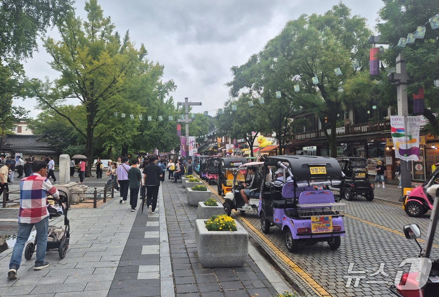 본문 이미지 - 26일 오후 전북 전주한옥마을을 내 경기전 인근에 관광객들의 발길이 이어지고 있다. 2026.9.26/뉴스1