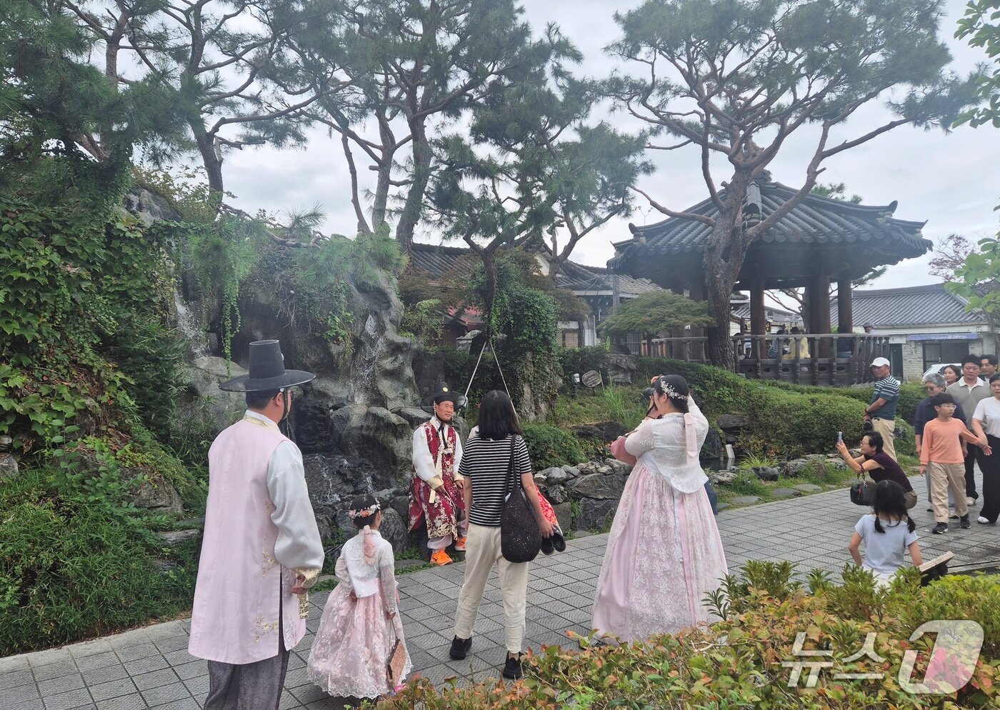 본문 이미지 - 26일 오후 전북 전주한옥마을을 찾은 가족 단위 관광객들이 기념 사진 촬영을 하고 있다. 2026.9.26/뉴스1