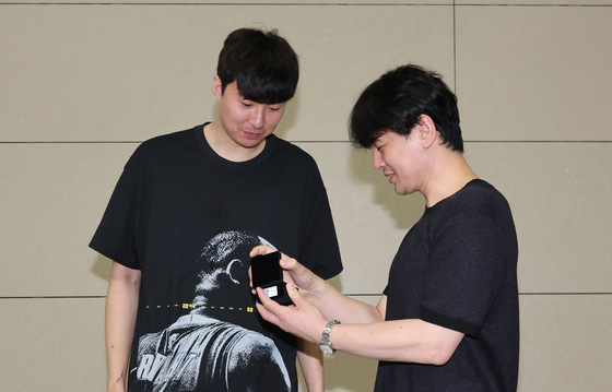 우승 반지 전달 받는 이현중