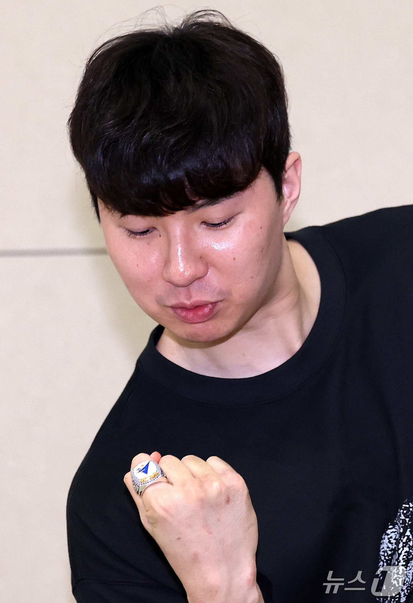 (인천공항=뉴스1) 박지혜 기자 = 이현중이 26일 오후 인천국제공항 제2여객터미널에서 미국 포틀랜드로 출국하기에 앞서 일본 B리그 나가사키 벨카의 우승 챔피언 반지를 들어 보이고 …