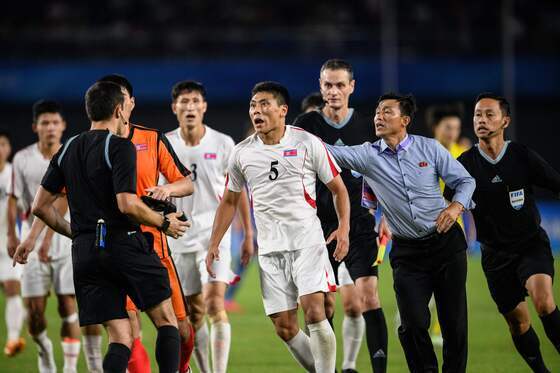 물병 빼앗고 주먹질까지… 北과 재회한 日 "도발 말려들지 않겠다"[AG]