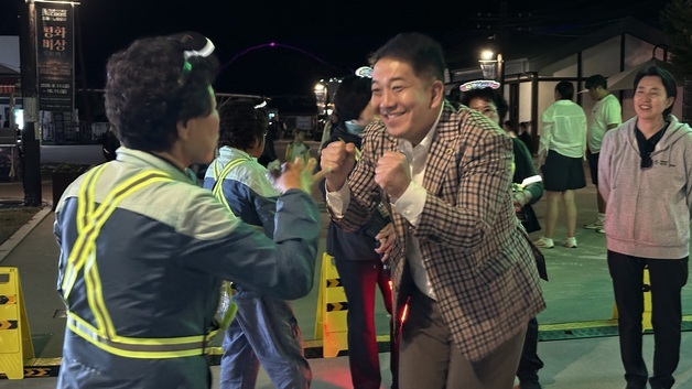 엄기성 강원도의원, 추석 연휴 철원 미디어아트 현장서 봉사자 격려
