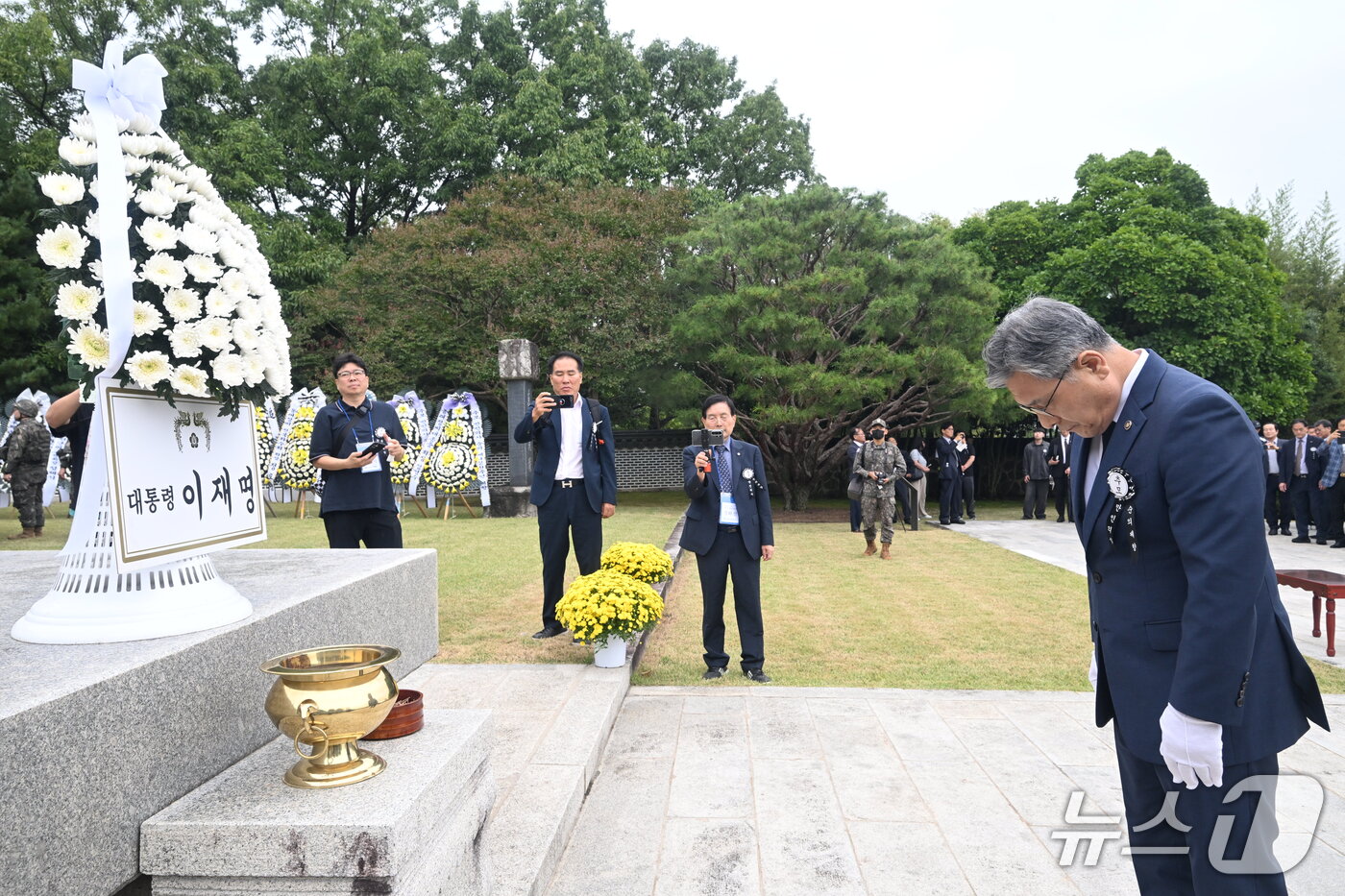 (서울=뉴스1) = 허민 국가유산청장이 26일 오후 전북 남원 소재 사적 ‘남원 만인의총’에서 열린 ‘제429주년 만인의사 순의 제향’에 참석해 호국선열의 유해가 모셔진 의총 앞에 …