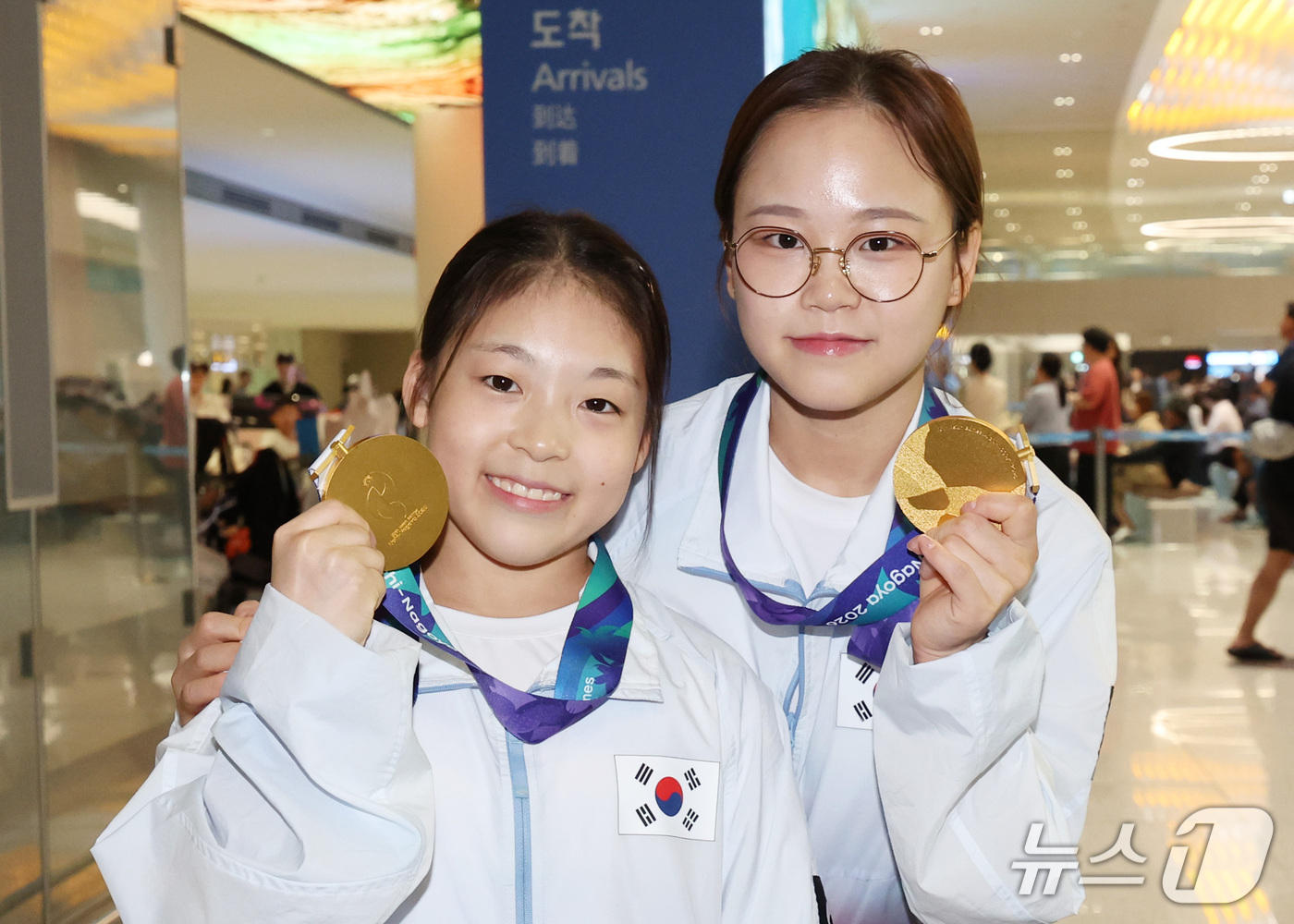 (인천공항=뉴스1) 박지혜 기자 = 2026 아이치·나고야 아시안게임에서 금메달을 획득한 기계체조 국가대표 황서현과 여서정이 26일 오후 인천국제공항 제2여객터미널을 통해 귀국해 …