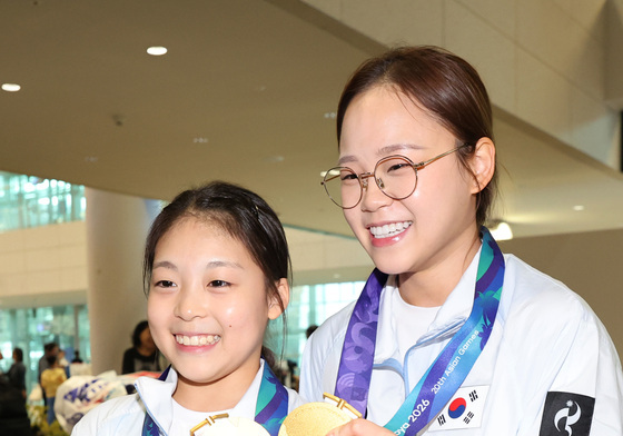 황서현·여서정 '금메달 들고 활짝'