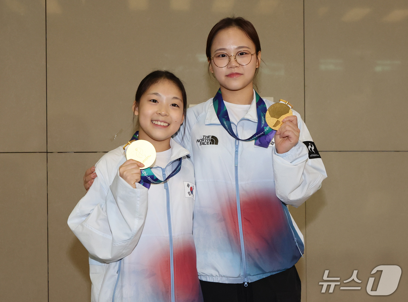 (인천공항=뉴스1) 박지혜 기자 = 2026 아이치·나고야 아시안게임에서 금메달을 획득한 기계체조 국가대표 황서현과 여서정이 26일 오후 인천국제공항 제2여객터미널을 통해 귀국해 …