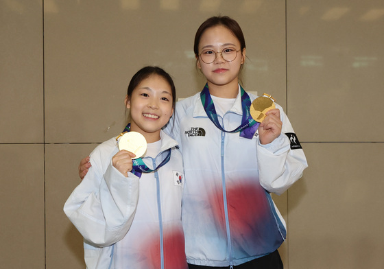 황서현·여서정 '금메달 들고 금의환향'