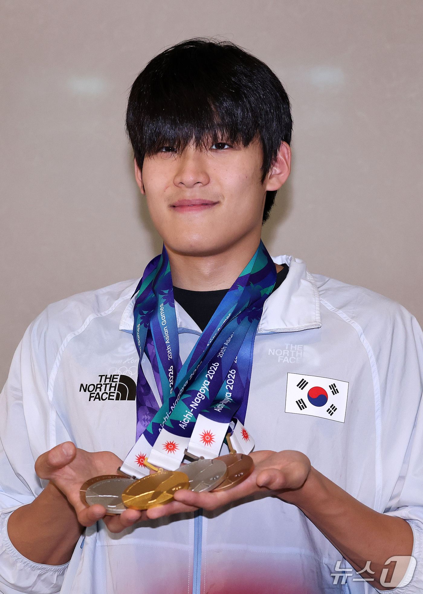 (인천공항=뉴스1) 박지혜 기자 = 2026 아이치·나고야 아시안게임에 출전한 대한민국 수영 국가대표 김영범이 26일 인천국제공항을 통해 귀국해 메달을 들어 보이며 포즈를 취하고 …