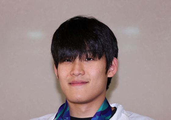 메달 든 김영범
