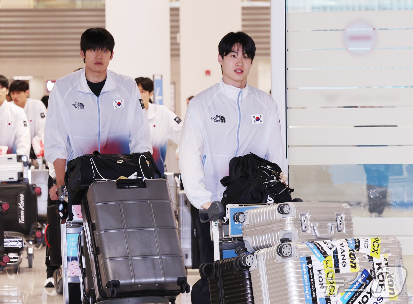 (인천공항=뉴스1) 박지혜 기자 = 2026 아이치·나고야 아시안게임에 출전한 대한민국 수영 국가대표 황선우와 김영범이 26일 인천국제공항을 통해 귀국하고 있다. 2026.9.26 …