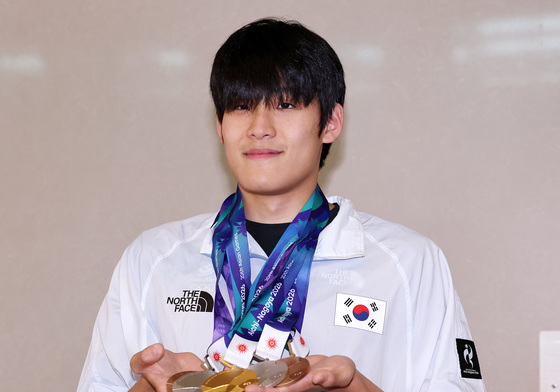 메달 든 김영범