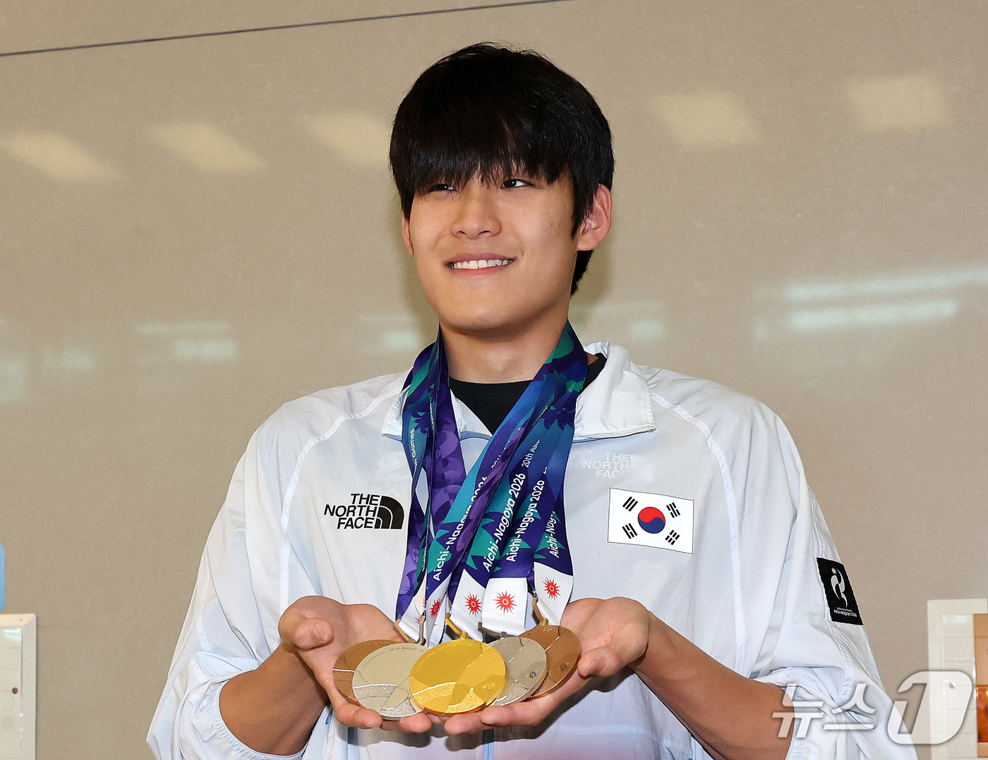 (인천공항=뉴스1) 박지혜 기자 = 2026 아이치·나고야 아시안게임에 출전한 대한민국 수영 국가대표 김영범이 26일 인천국제공항을 통해 귀국해 메달을 들어 보이며 포즈를 취하고 …
