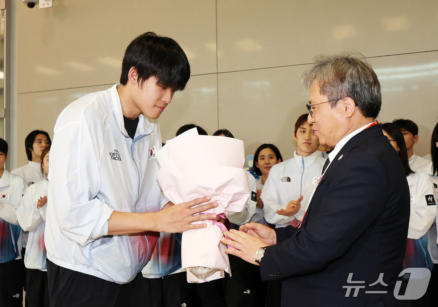 (인천공항=뉴스1) 박지혜 기자 = 2026 아이치·나고야 아시안게임에 출전한 대한민국 수영 국가대표 김영범이 26일 인천국제공항을 통해 귀국해 축하 꽃다발을 받고 있다. 2026 …
