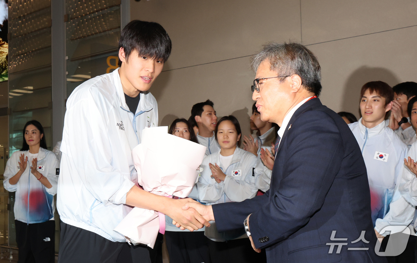 (인천공항=뉴스1) 박지혜 기자 = 2026 아이치·나고야 아시안게임에 출전한 대한민국 수영 국가대표 김영범이 26일 인천국제공항을 통해 귀국해 축하 꽃다발을 받고 있다. 2026 …