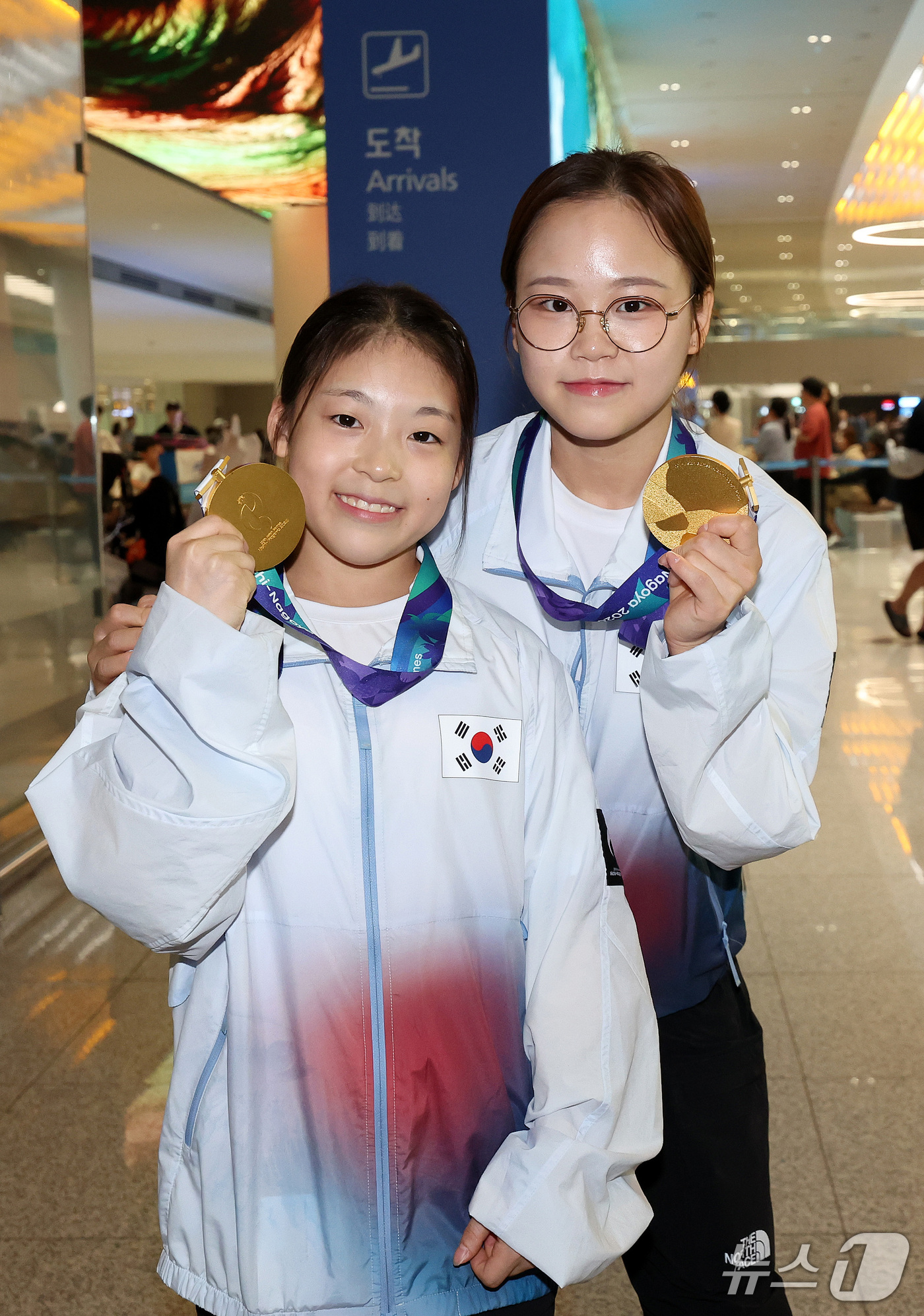 (인천공항=뉴스1) 박지혜 기자 = 2026 아이치·나고야 아시안게임에서 금메달을 획득한 기계체조 국가대표 황서현과 여서정이 26일 오후 인천국제공항 제2여객터미널을 통해 귀국해 …