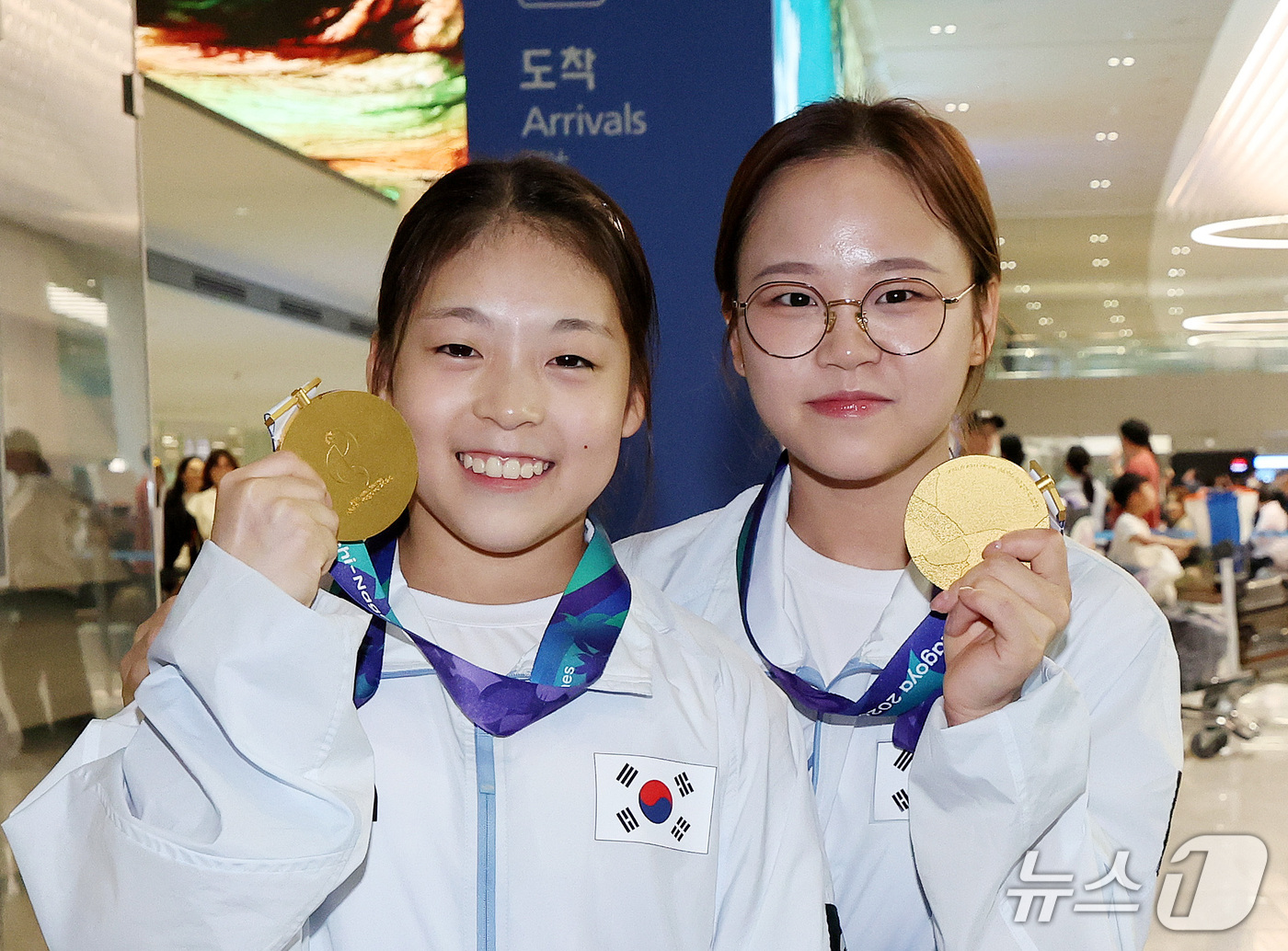 (인천공항=뉴스1) 박지혜 기자 = 2026 아이치·나고야 아시안게임에서 금메달을 획득한 기계체조 국가대표 황서현과 여서정이 26일 오후 인천국제공항 제2여객터미널을 통해 귀국해 …