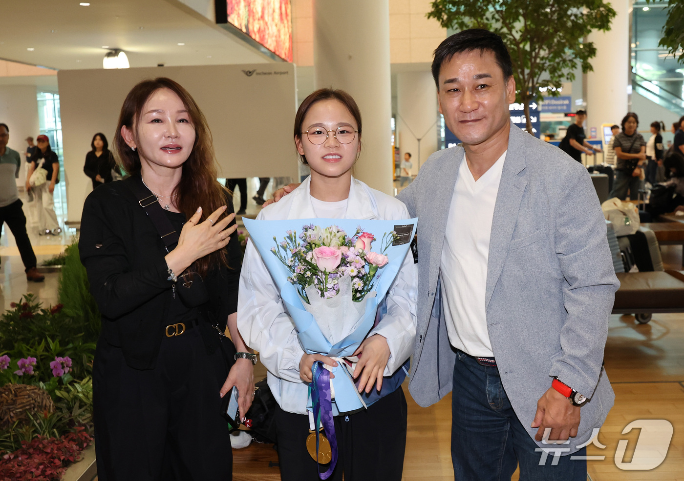(인천공항=뉴스1) 박지혜 기자 = 2026 아이치·나고야 아시안게임에서 금메달을 획득한 기계체조 국가대표 여서정이 26일 오후 인천국제공항 제2여객터미널을 통해 귀국해 마중 나온 …