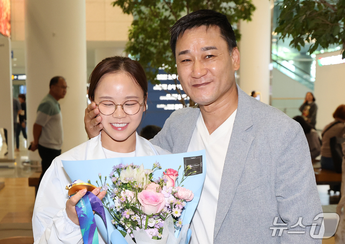 (인천공항=뉴스1) 박지혜 기자 = 2026 아이치·나고야 아시안게임에서 금메달을 획득한 기계체조 국가대표 여서정이 26일 오후 인천국제공항 제2여객터미널을 통해 귀국한 가운데 아 …