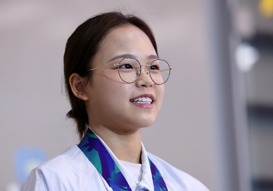 질문에 답하는 여서정