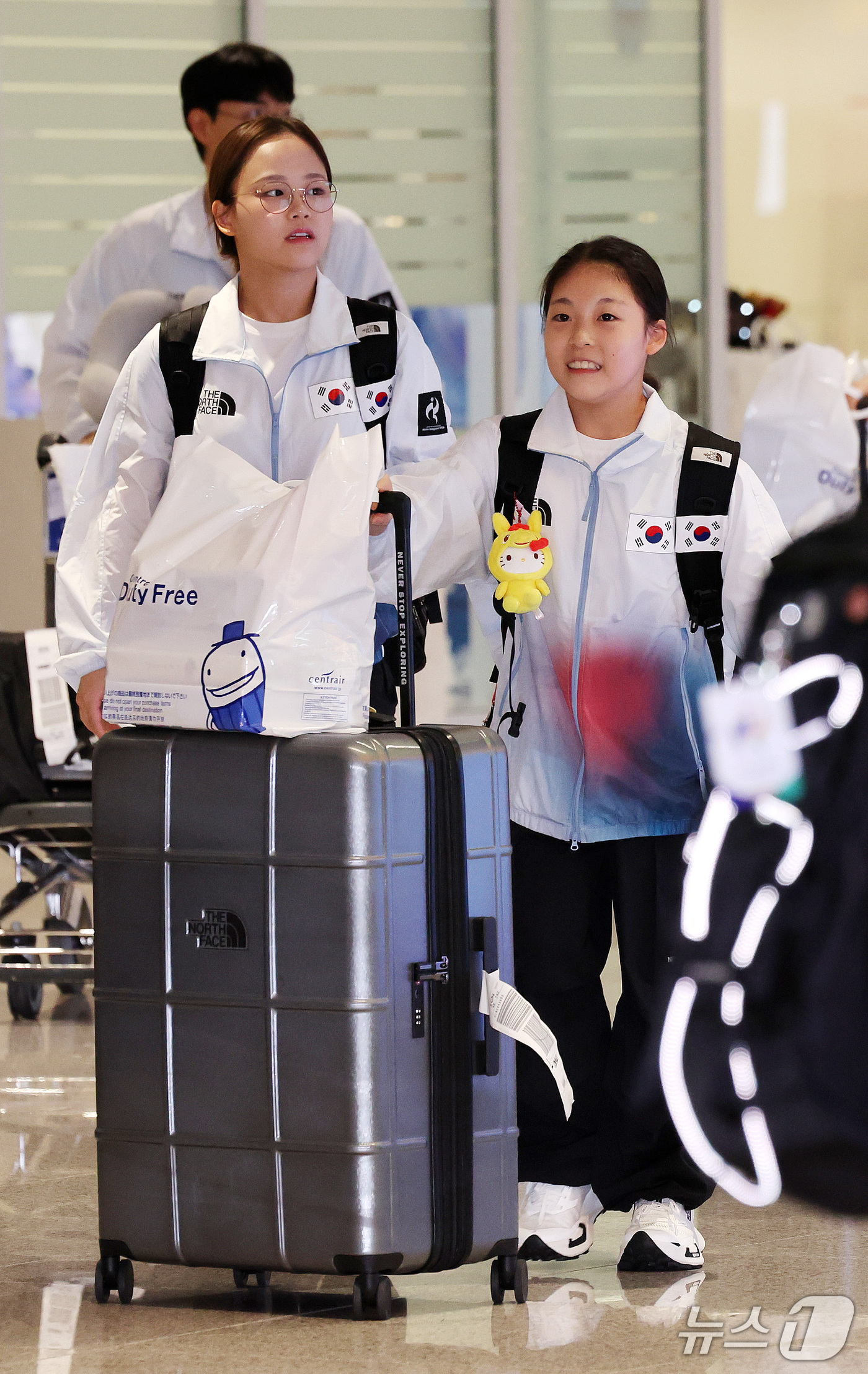 (인천공항=뉴스1) 박지혜 기자 = 2026 아이치·나고야 아시안게임에서 금메달을 획득한 기계체조 국가대표 여서정과 황서현이 26일 오후 인천국제공항 제2여객터미널을 통해 귀국하고 …