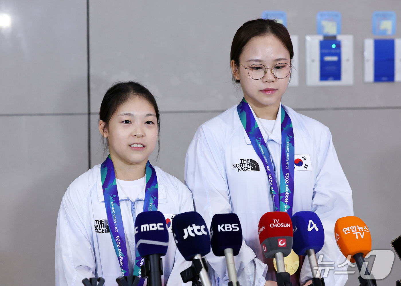 (인천공항=뉴스1) 박지혜 기자 = 2026 아이치·나고야 아시안게임에서 금메달을 획득한 기계체조 국가대표 황서현과 여서정이 26일 오후 인천국제공항 제2여객터미널을 통해 귀국해 …