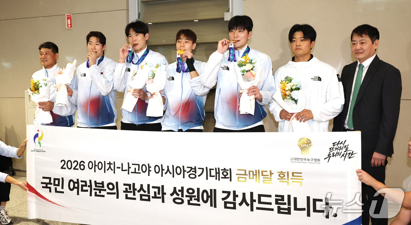 (인천공항=뉴스1) 박지혜 기자 = 2026 아이치·나고야 아시안게임에서 금메달을 획득한 남자 3x3 농구 대표팀 선수들이 26일 인천국제공항을 통해 귀국해 메달을 들어 보이며 기 …