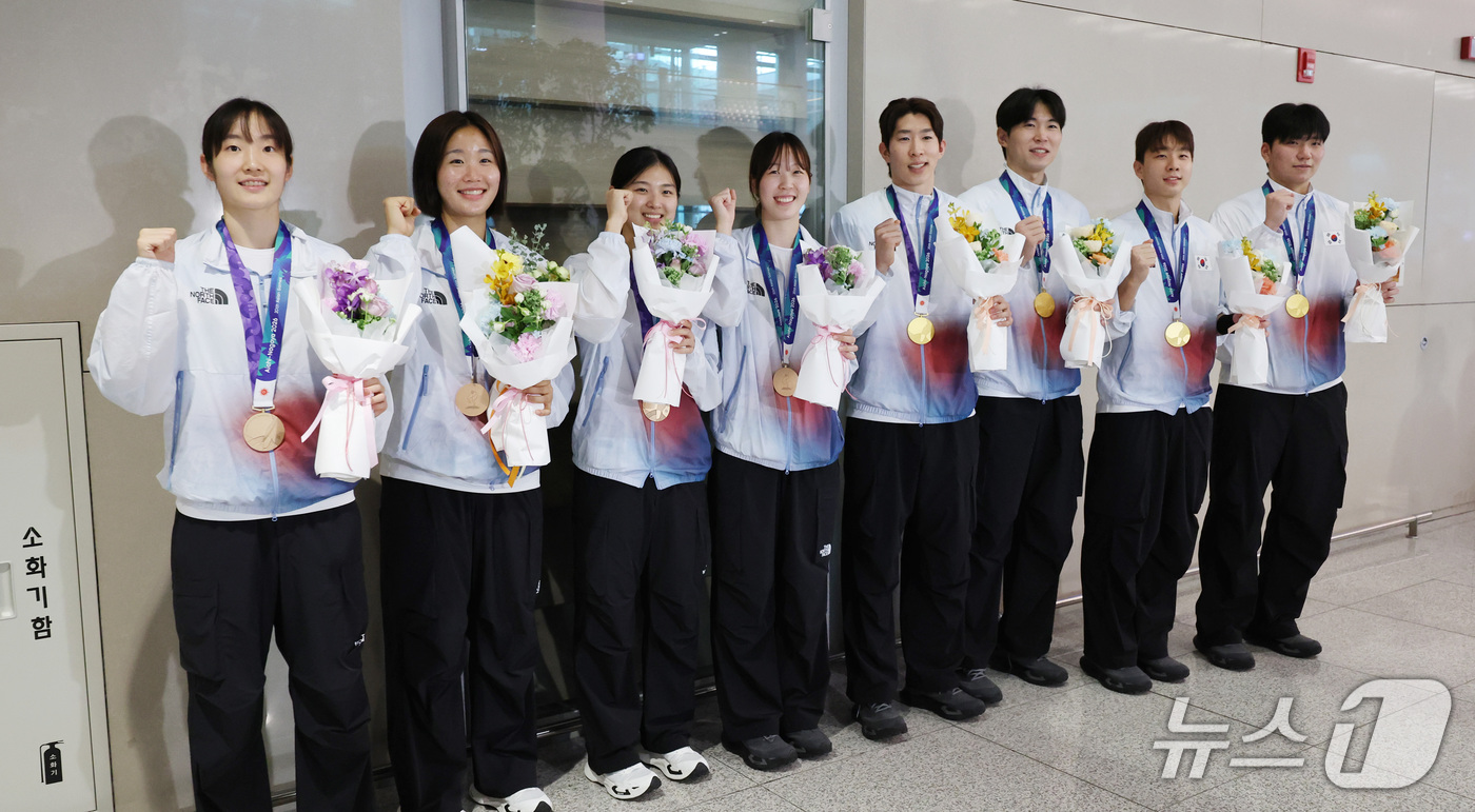 (인천공항=뉴스1) 박지혜 기자 = 2026 아이치·나고야 아시안게임에서 금메달을 획득한 남자 3x3 농구 대표팀과 동메달을 획득한 여자 3x3 농구 대표팀 선수들이 26일 인천국 …