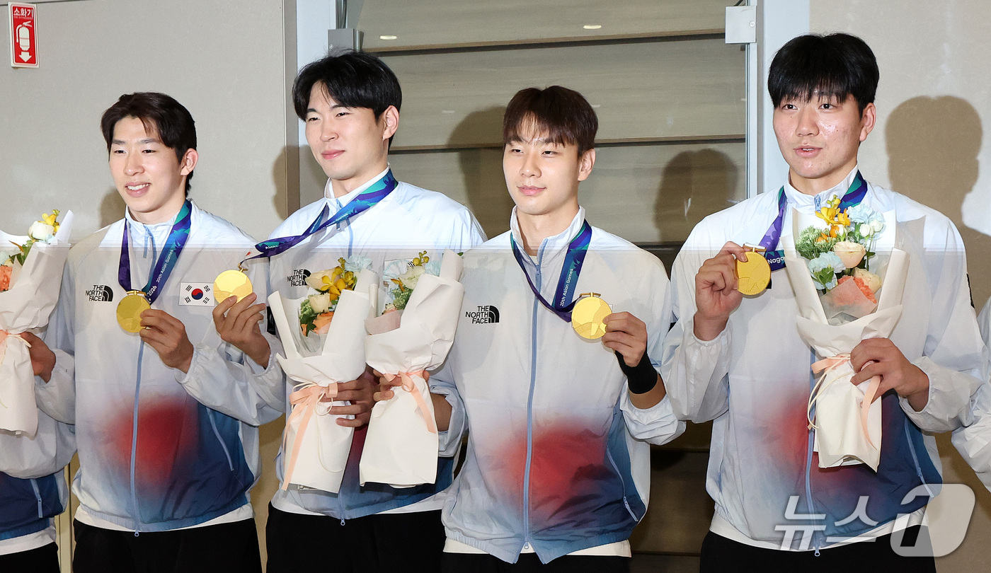 (인천공항=뉴스1) 박지혜 기자 = 2026 아이치·나고야 아시안게임에서 금메달을 획득한 남자 3x3 농구 대표팀 선수들이 26일 인천국제공항을 통해 귀국해 메달을 들어 보이며 기 …