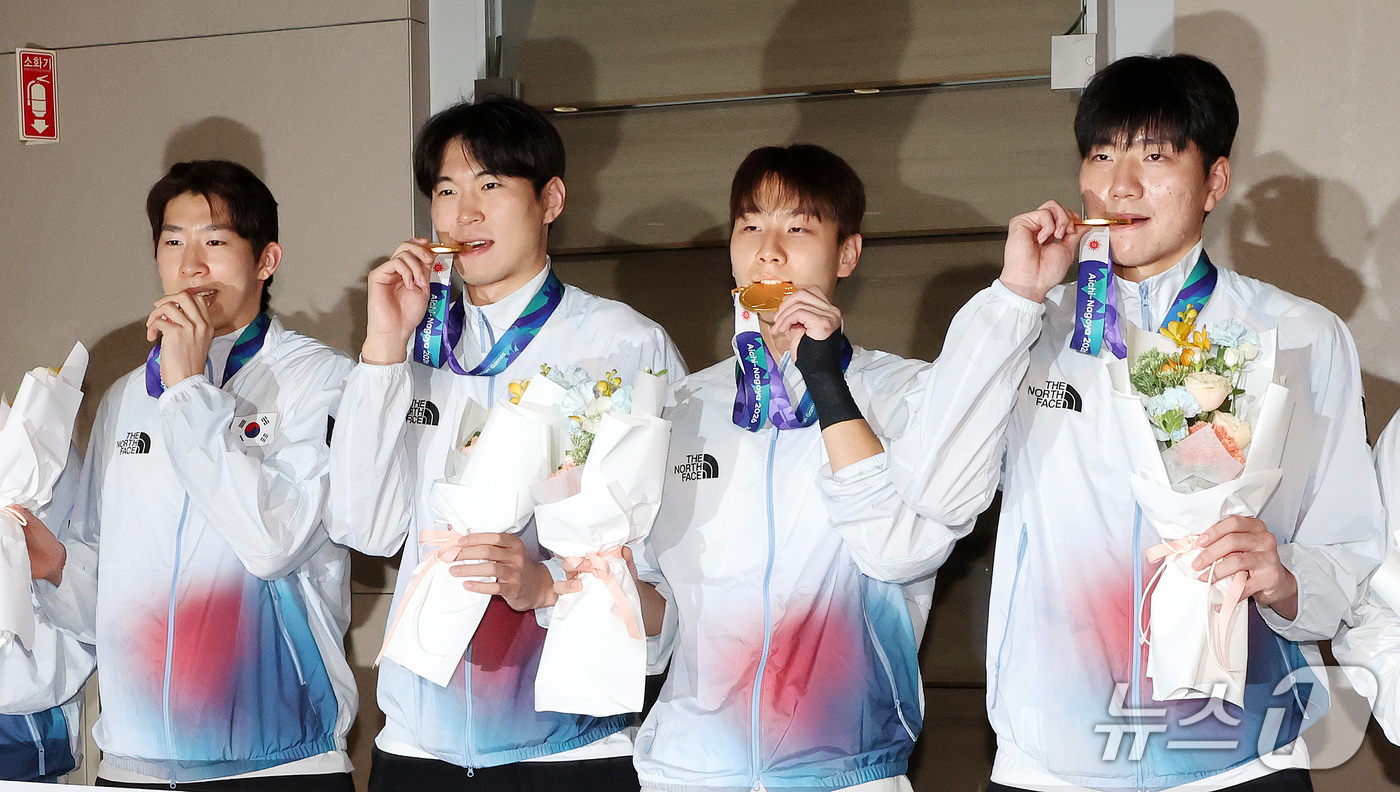 (인천공항=뉴스1) 박지혜 기자 = 2026 아이치·나고야 아시안게임에서 금메달을 획득한 남자 3x3 농구 대표팀 선수들이 26일 인천국제공항을 통해 귀국해 메달을 들어 보이며 기 …