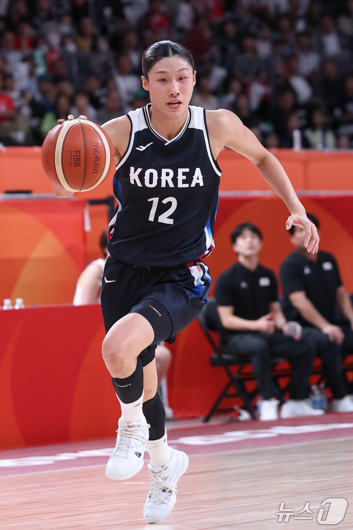 (나고야=뉴스1) 안은나 기자 = 26일 일본 나고야 아이치 인터내셔널 아레나에서 열린 2026 아이치·나고야 아시안게임 여자농구 결승전 대한민국과 일본의 경기, 한국 이해란이 드 …