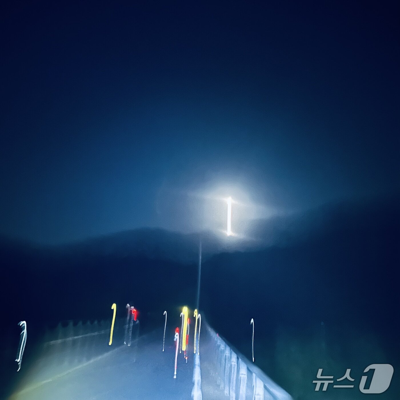 본문 이미지 - 침령산성으로 접어드는 길에서 보이는 야광 표시물. 주자들은 표시물을 따라 주로를 진행한다. 2026.9.19 ⓒ 뉴스1 이상휼 기자