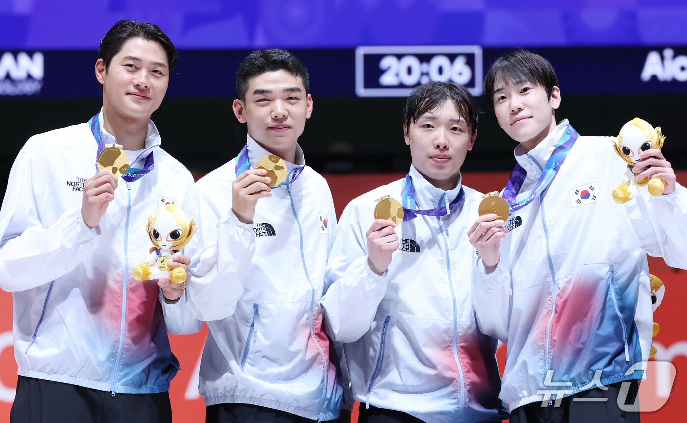 본문 이미지 - 26일 일본 아이치현 도코나메 아이치 스카이 엑스포에서 열린 2026 아이치·나고야 아시안게임 펜싱 남자 사브르 단체전 결승에서 역전 드라마를 쓰며 아시안게임 4연패를 달성한 오상욱, 박상원, 도경동, 황희근이 금메달을 들고 기념촬영을 하고 있다. 2026.9.26 ⓒ 뉴스1 김민지 기자