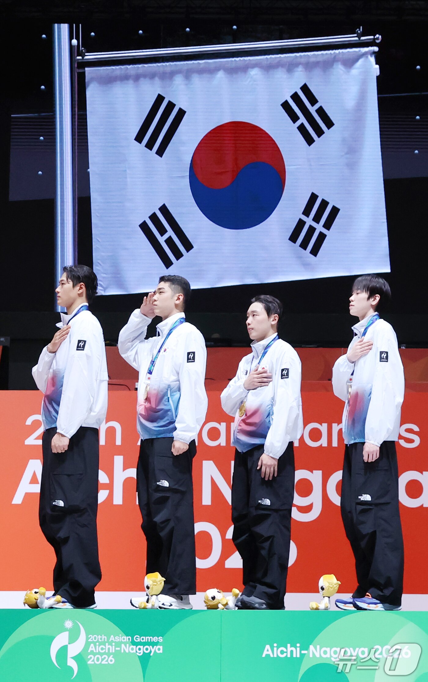본문 이미지 - 26일 일본 아이치현 도코나메 아이치 스카이 엑스포에서 열린 2026 아이치·나고야 아시안게임 펜싱 남자 사브르 단체전 결승에서 역전 드라마를 쓰며 아시안게임 4연패를 달성한 오상욱, 박상원, 도경동, 황희근이 시상대에 올라 국민의례를 하고 있다. 2026.9.26 ⓒ 뉴스1 김민지 기자