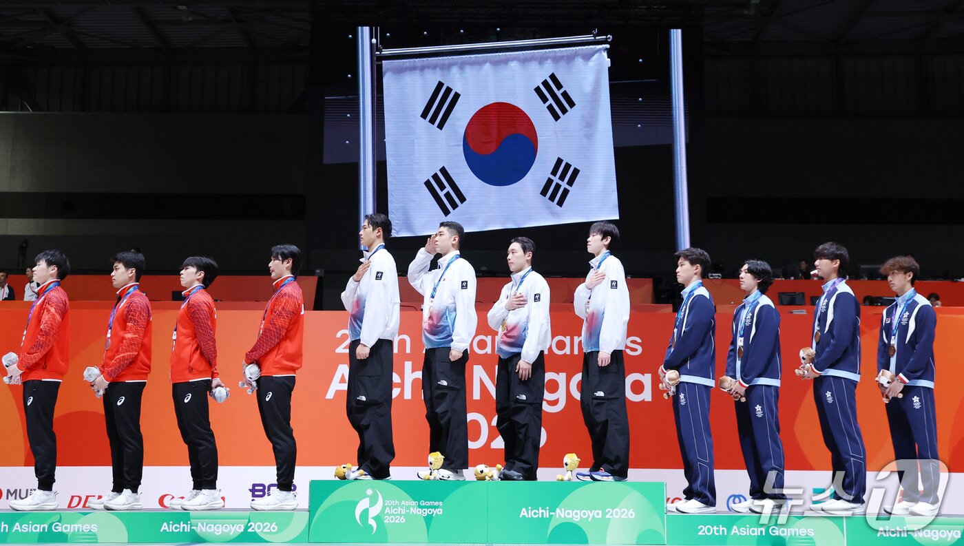 본문 이미지 - 26일 일본 아이치현 도코나메 아이치 스카이 엑스포에서 열린 2026 아이치·나고야 아시안게임 펜싱 남자 사브르 단체전 결승에서 역전 드라마를 쓰며 아시안게임 4연패를 달성한 오상욱, 박상원, 도경동, 황희근이 시상대에 올라 국민의례를 하고 있다. 2026.9.26 ⓒ 뉴스1 김민지 기자