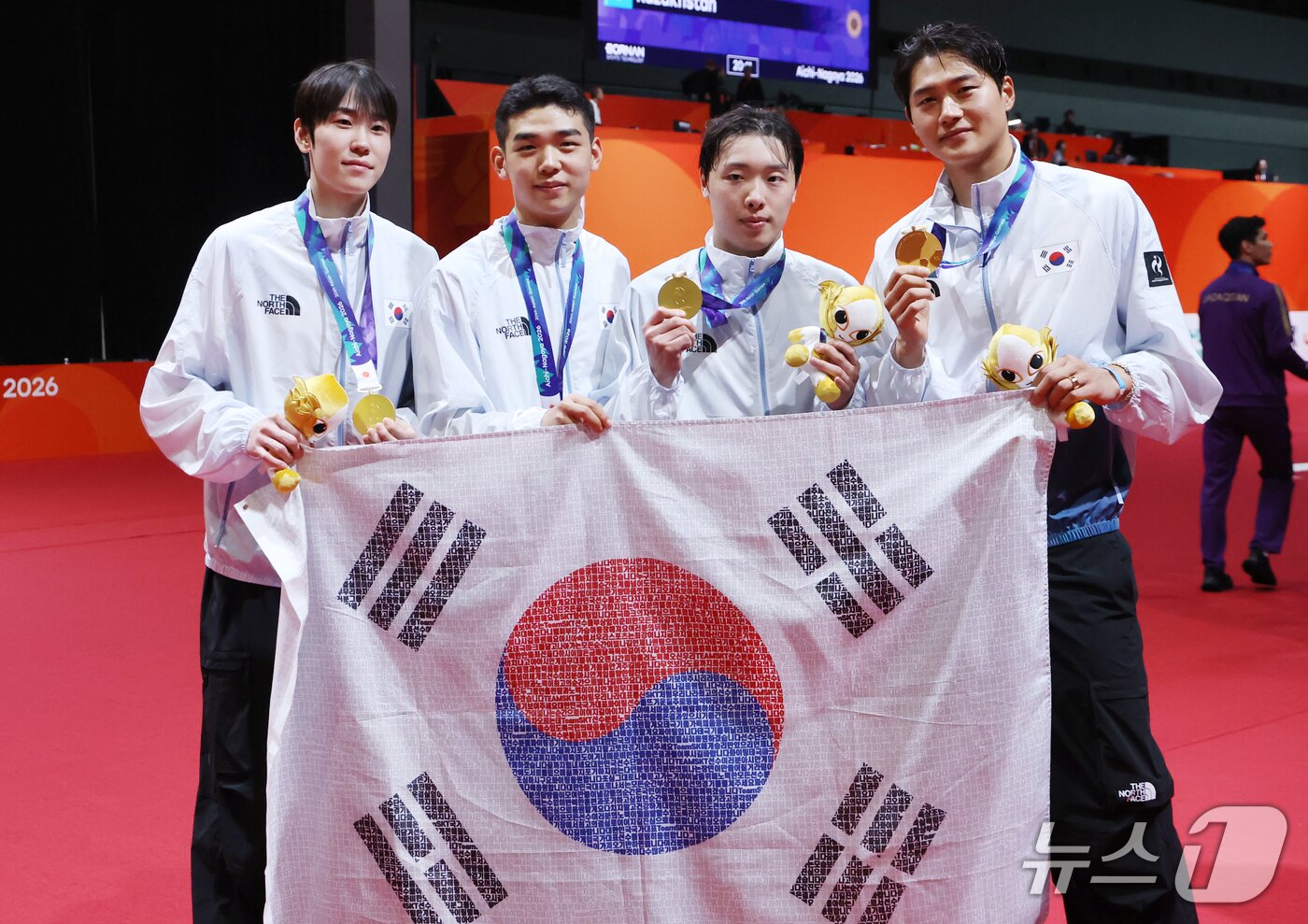 본문 이미지 - 26일 일본 아이치현 도코나메 아이치 스카이 엑스포에서 열린 2026 아이치·나고야 아시안게임 펜싱 남자 사브르 단체전 결승에서 역전 드라마를 쓰며 아시안게임 4연패를 달성한 오상욱, 박상원, 도경동, 황희근이 태극기를 들고 기념 촬영을 하고 있다. 2026.9.26 ⓒ 뉴스1 김민지 기자