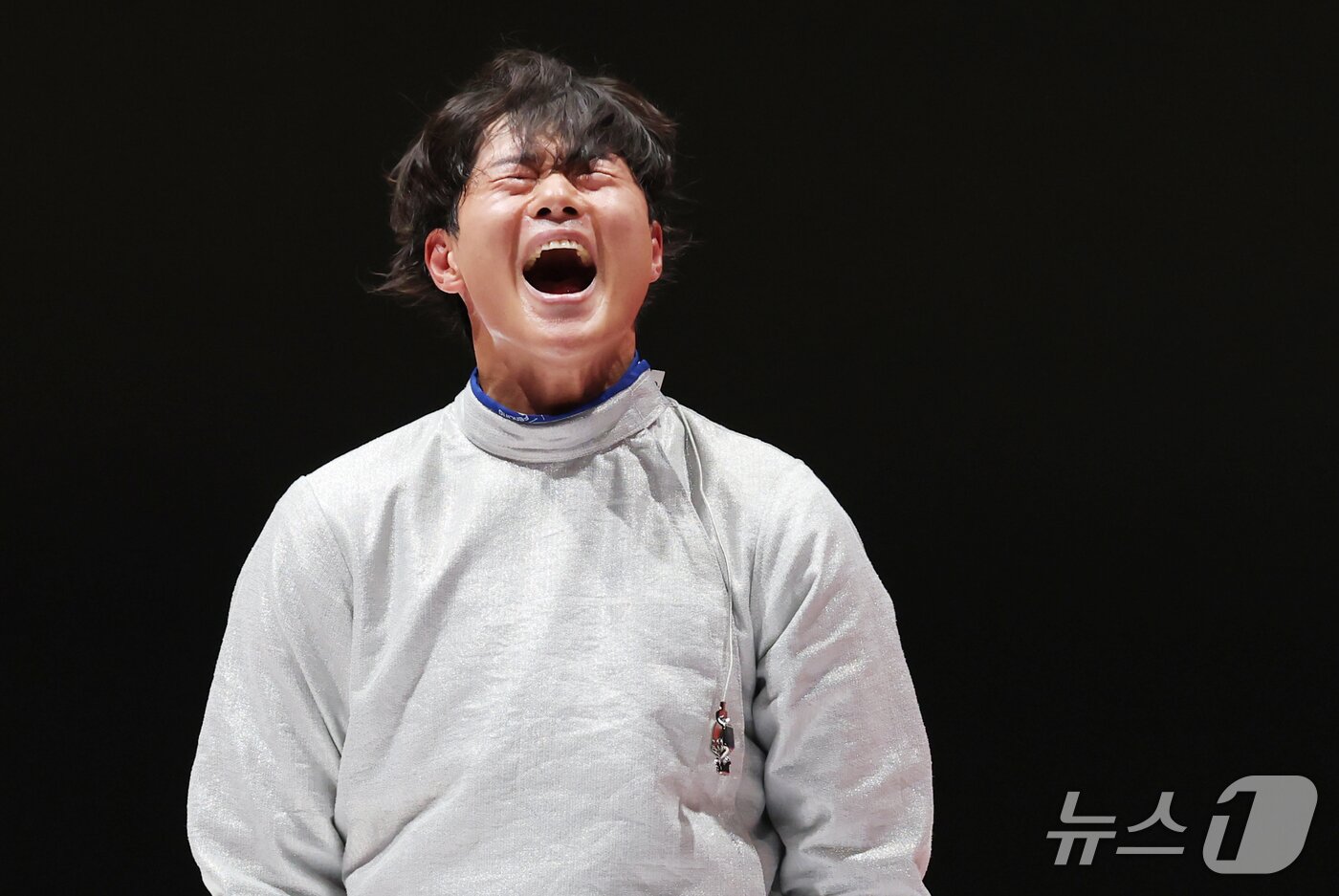 본문 이미지 - 26일 일본 아이치현 도코나메 아이치 스카이 엑스포에서 열린 2026 아이치·나고야 아시안게임 펜싱 남자 사브르 단체전 결승에서 역전 드라마를 쓰며 아시안게임 4연패를 달성한 오상욱이 포효하고 있다. 2026.9.26 ⓒ 뉴스1 김민지 기자