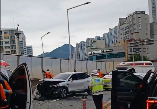 부산 부암고가교서 승용차 중앙선 넘어 4중 충돌…5명 경상