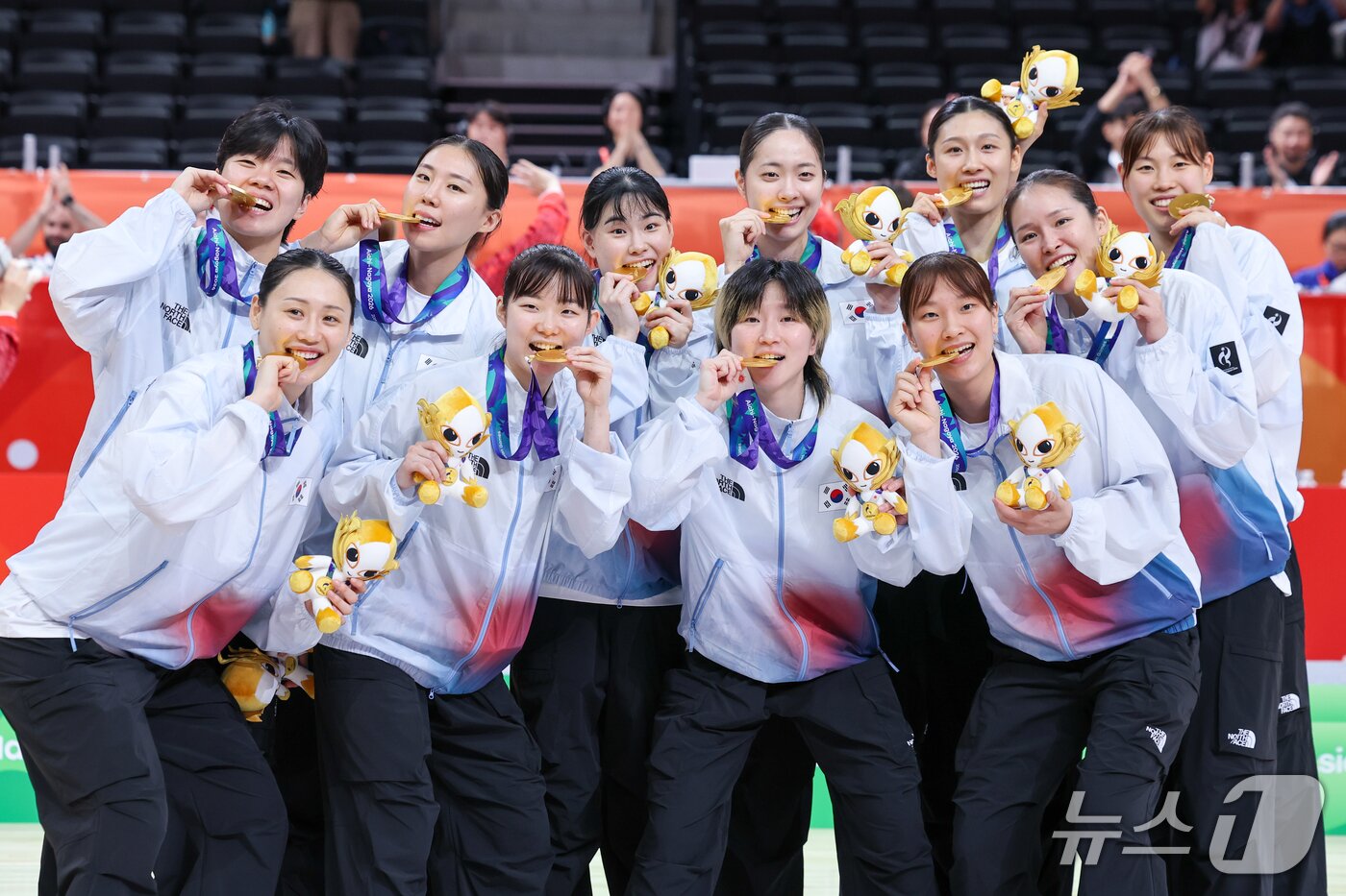 본문 이미지 - 대한민국 주장 강이슬을 비롯한 여자농구 대표팀이 26일 일본 나고야 아이치 인터내셔널 아레나에서 열린 2026 아이치·나고야 아시안게임 여자농구 시상식에서 금메달을 목에 건 뒤 기념 촬영을 하고 있다. 2026.9.26 ⓒ 뉴스1 안은나 기자